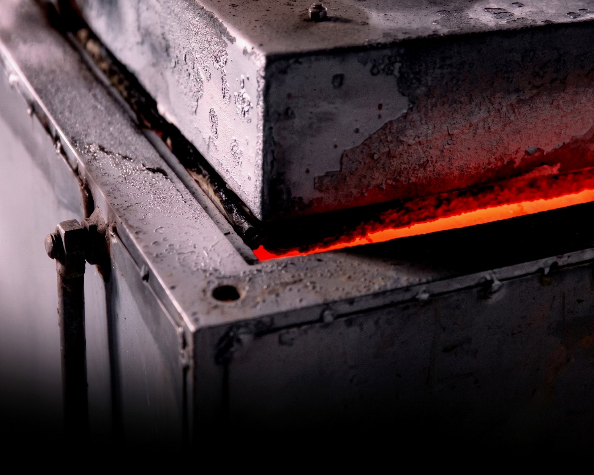 A kiln glowing red past 1,200°C, its seam a line of molten orange — 焼成