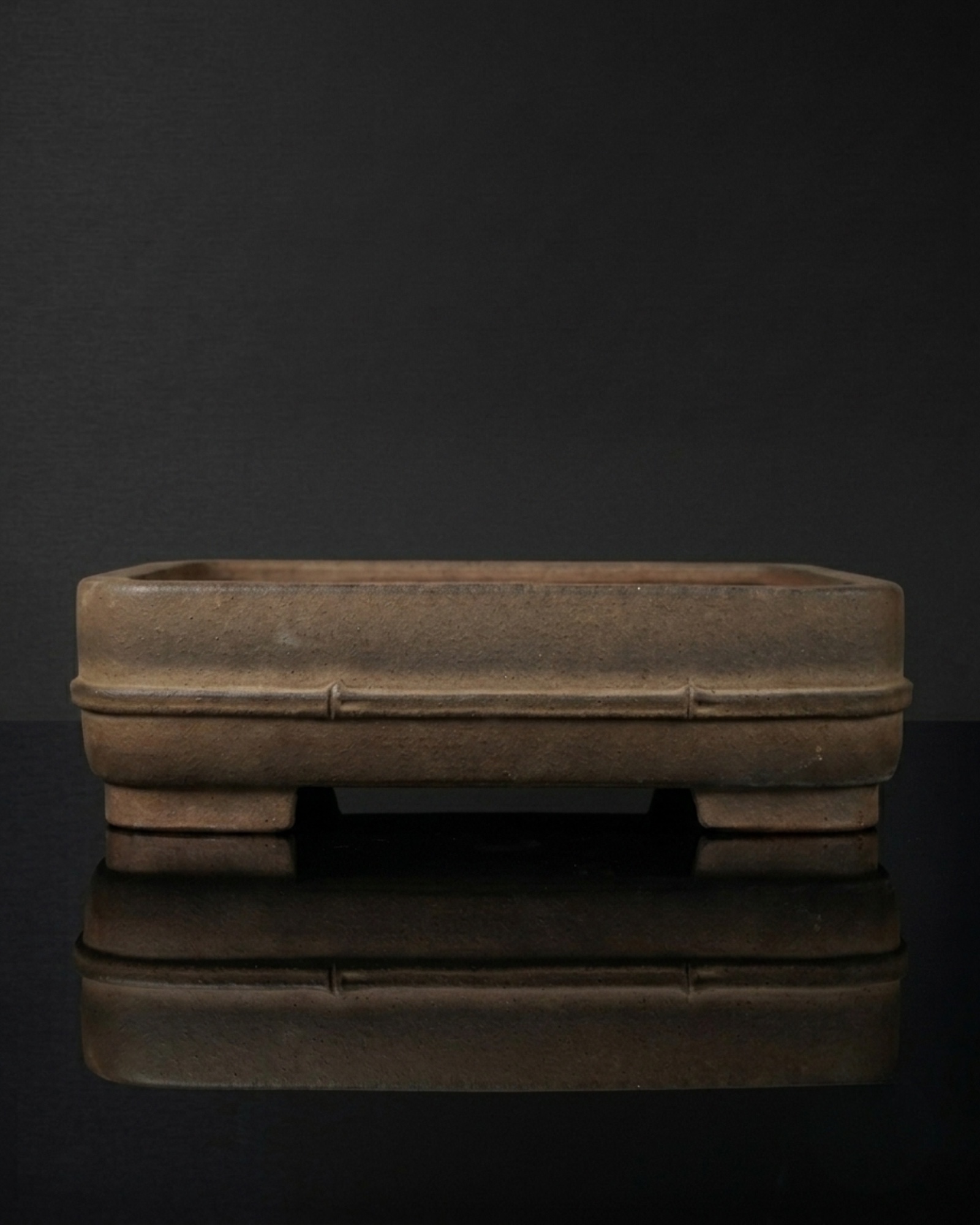 Shuzan unglazed brown rectangle bonsai pot on a dark ground — 舟山 泥物 長方